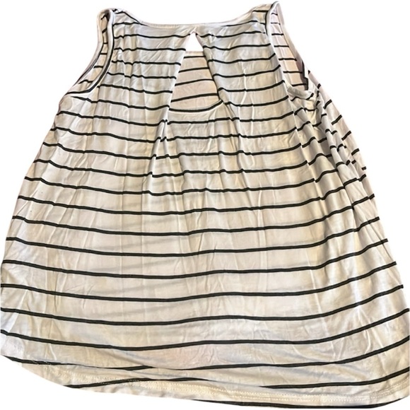 Marc New York size medium has stretch with cutout back on top of shirt - Picture 4 of 4